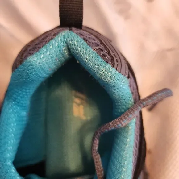 Fila Women's Sneahets, Size 7. Like new - Picture 8 of 9